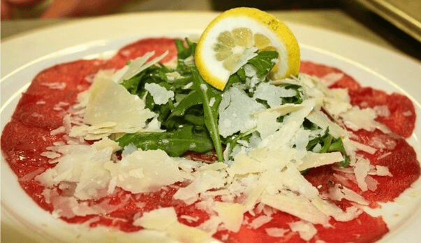 Carpaccio mit Rucola, Parmesan und Zitrone