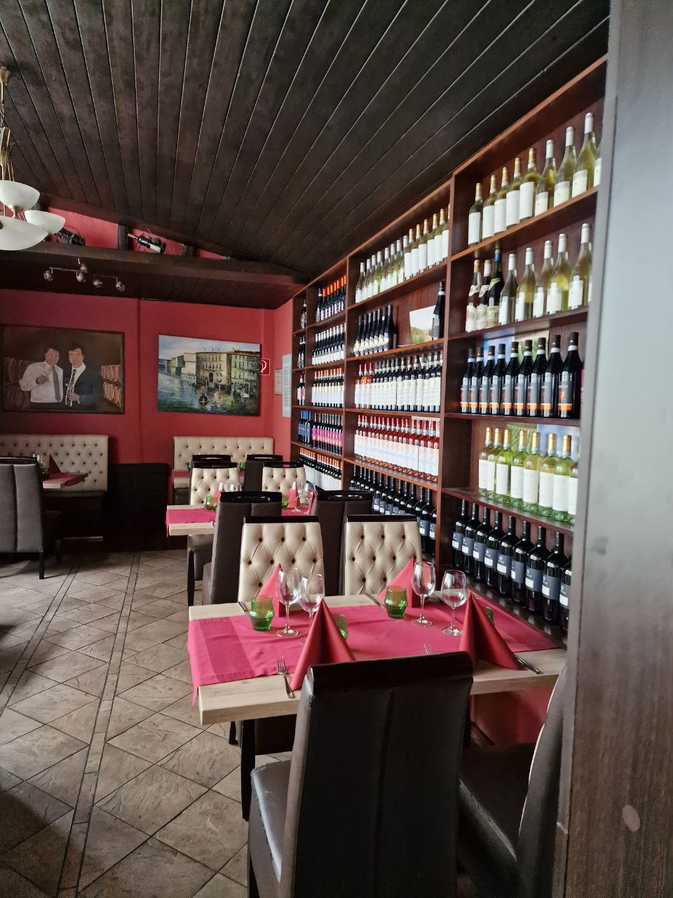 Gastraum des Firenze mit gedeckten Tischen