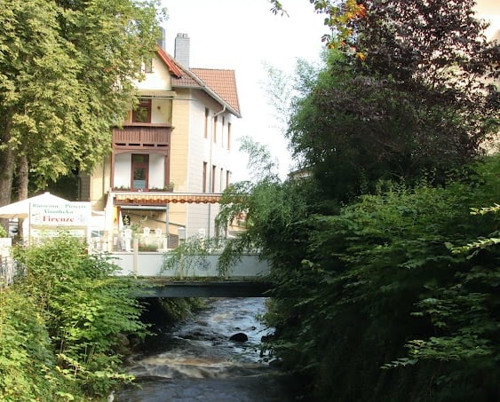 Terrasse des Firenze am Bach, von der Br&uuml;cke aus gesehen