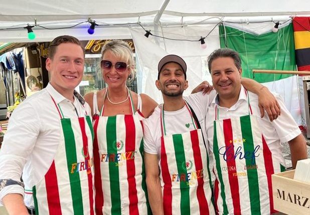 Das Team des Firenze in Sch&uuml;rzen in den italienischen Landesfarben