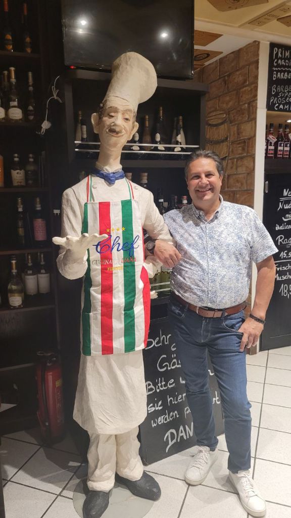 Gast neben der Kochfigur am Eingang des Firenze